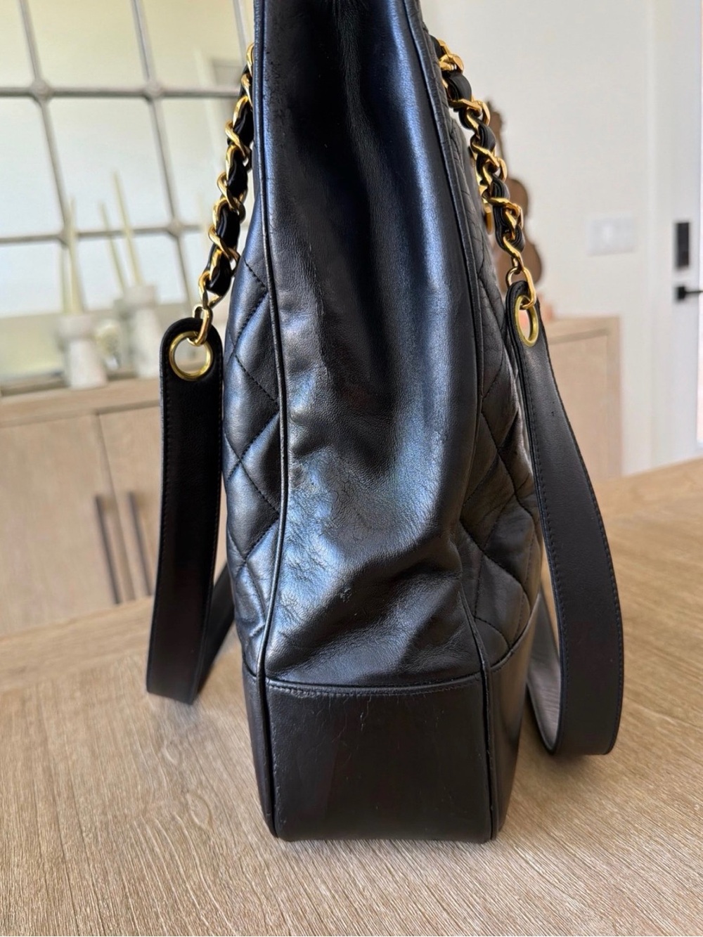 CHANEL Black Quilted Lambskin Shoulder chain Bag with Gold CC turn lock Hardware - Picture 4 of 11